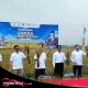 Foto: Wakil Bupati Asep Surya Atmaja mendampingi Jaksa Agung ST Burhanuddin dan Menteri Pertanian, Andi Amran Sulaeman pada acara Panen Raya Jaksa Mandiri Pangan di Desa Srimahi Kecamatan Tambun Utara, pada Selasa (19/8/2025).